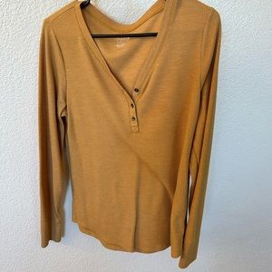 Longe sleeve yellow v neck shirt